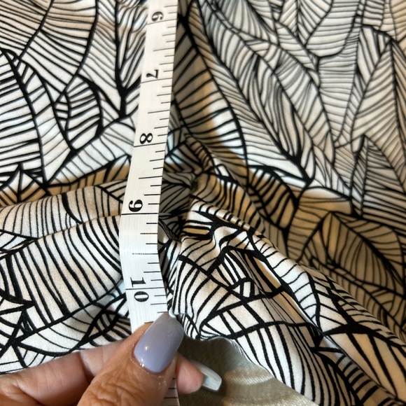 St.Tropez West Black and White Leaf Patterned Capri Pants - Picture 8 of 9